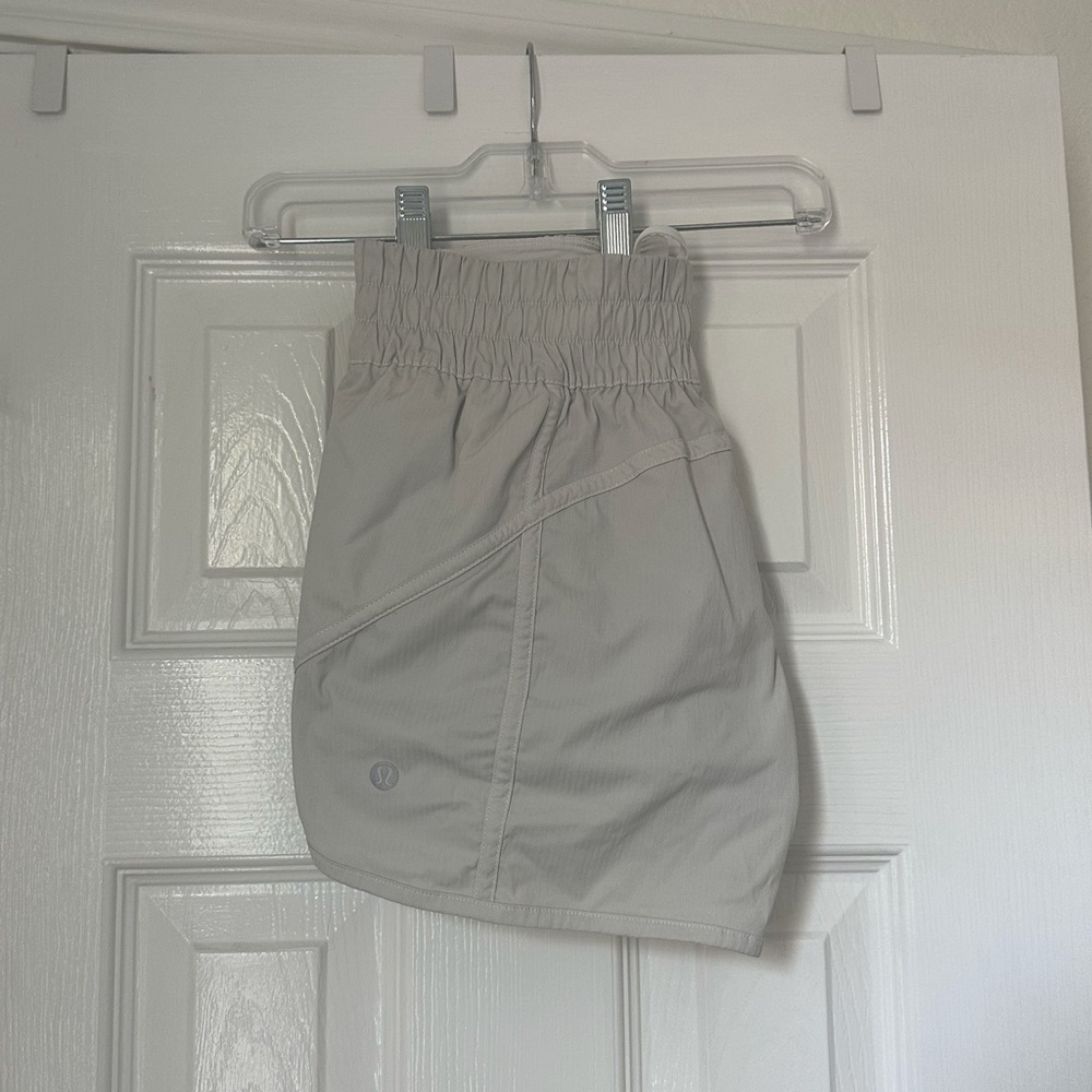 Lululemon Tracker Low-Rise Lined Short 4” in White Size 8